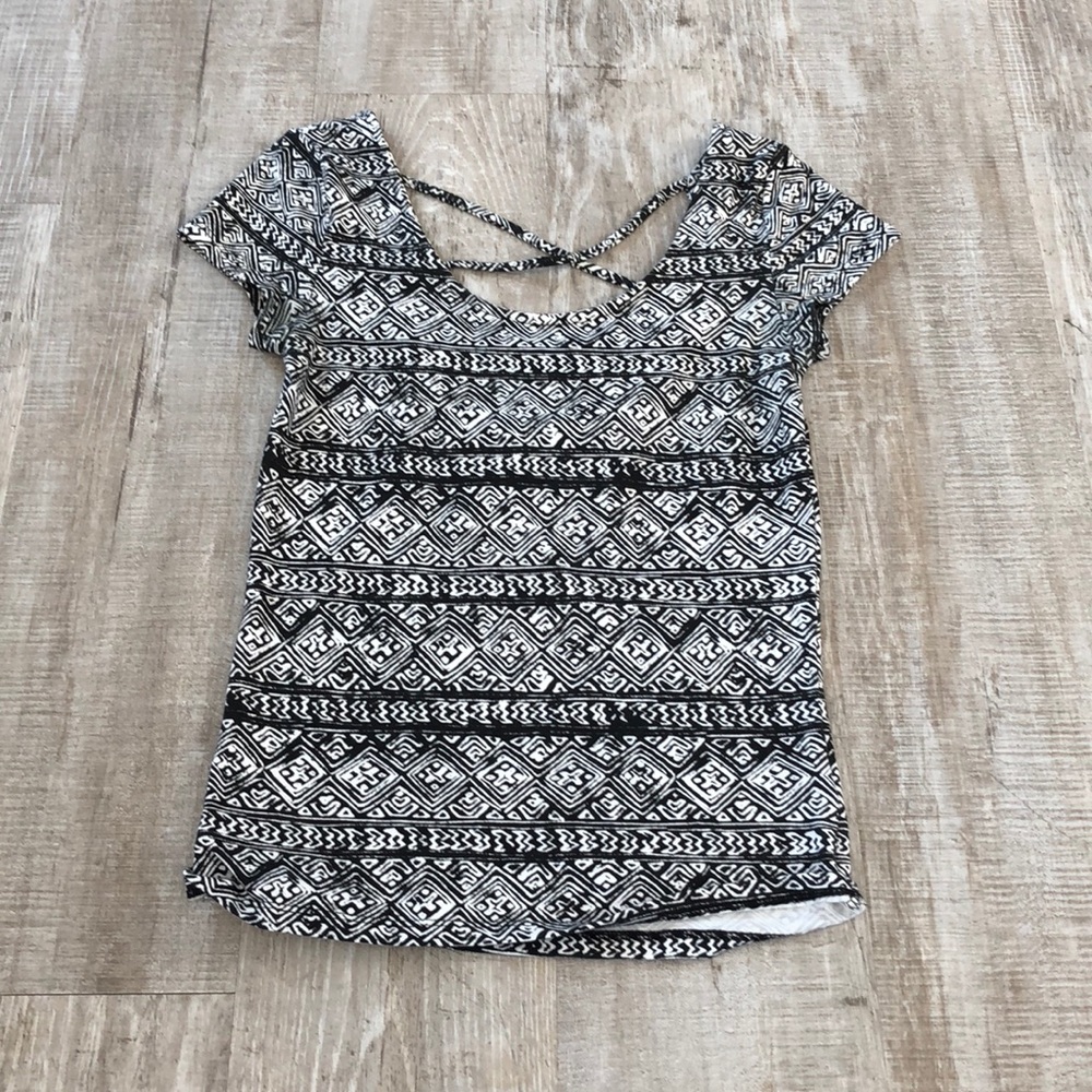 An Aeropostale black and white patterned shirt